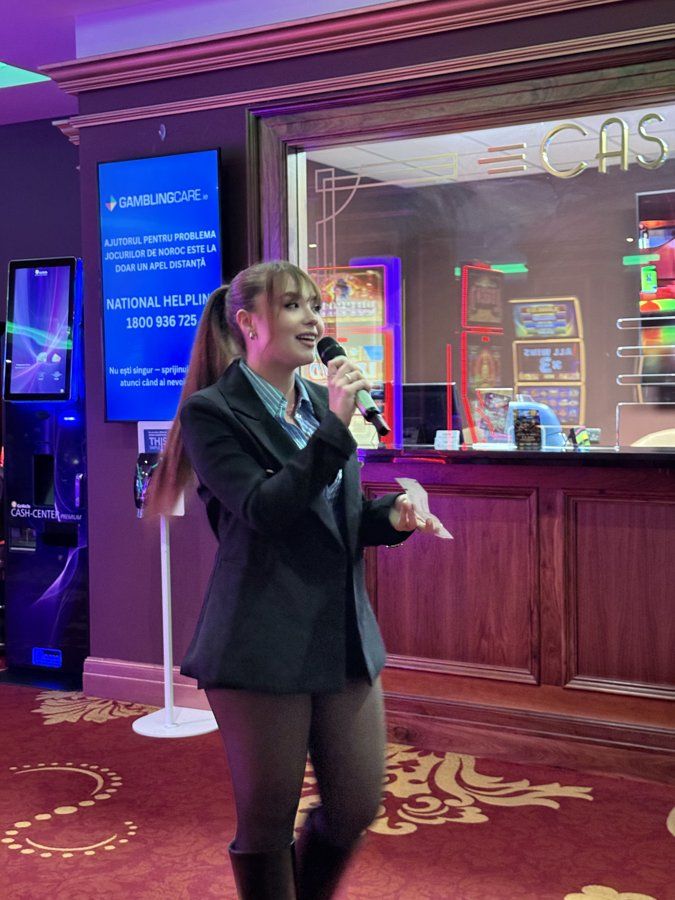 Lucía with a microphone on the floor at Carlton Casino Club, running a prize draw.